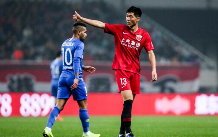 一贫如洗！国足26岁球星被告,数千万财产冻结,父母曾向陈戌源下跪