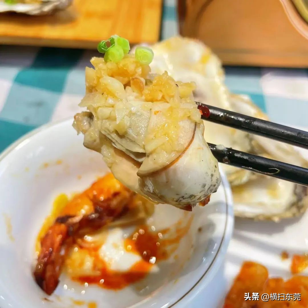 南城县夜宵排档一条街,附近大排档生蚝99元100只