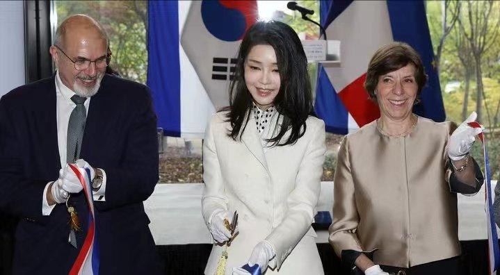 韩国总统夫人的时尚穿搭,韩国总统夫人金建熙穿搭同款