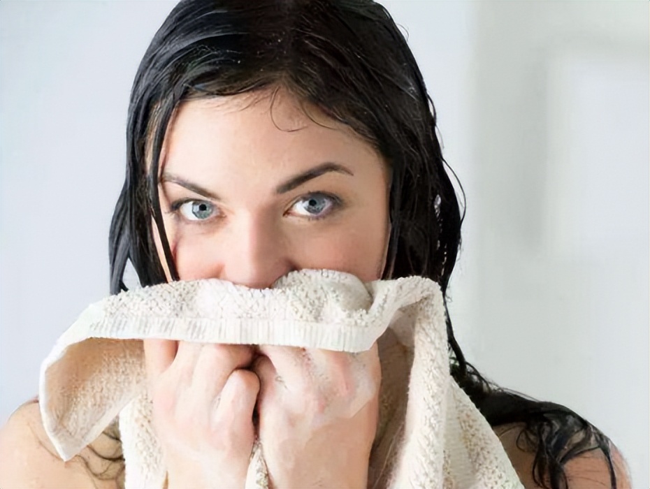 这些坏习惯让我们脸上长痘,长痘经常摸脸有什么坏处图片