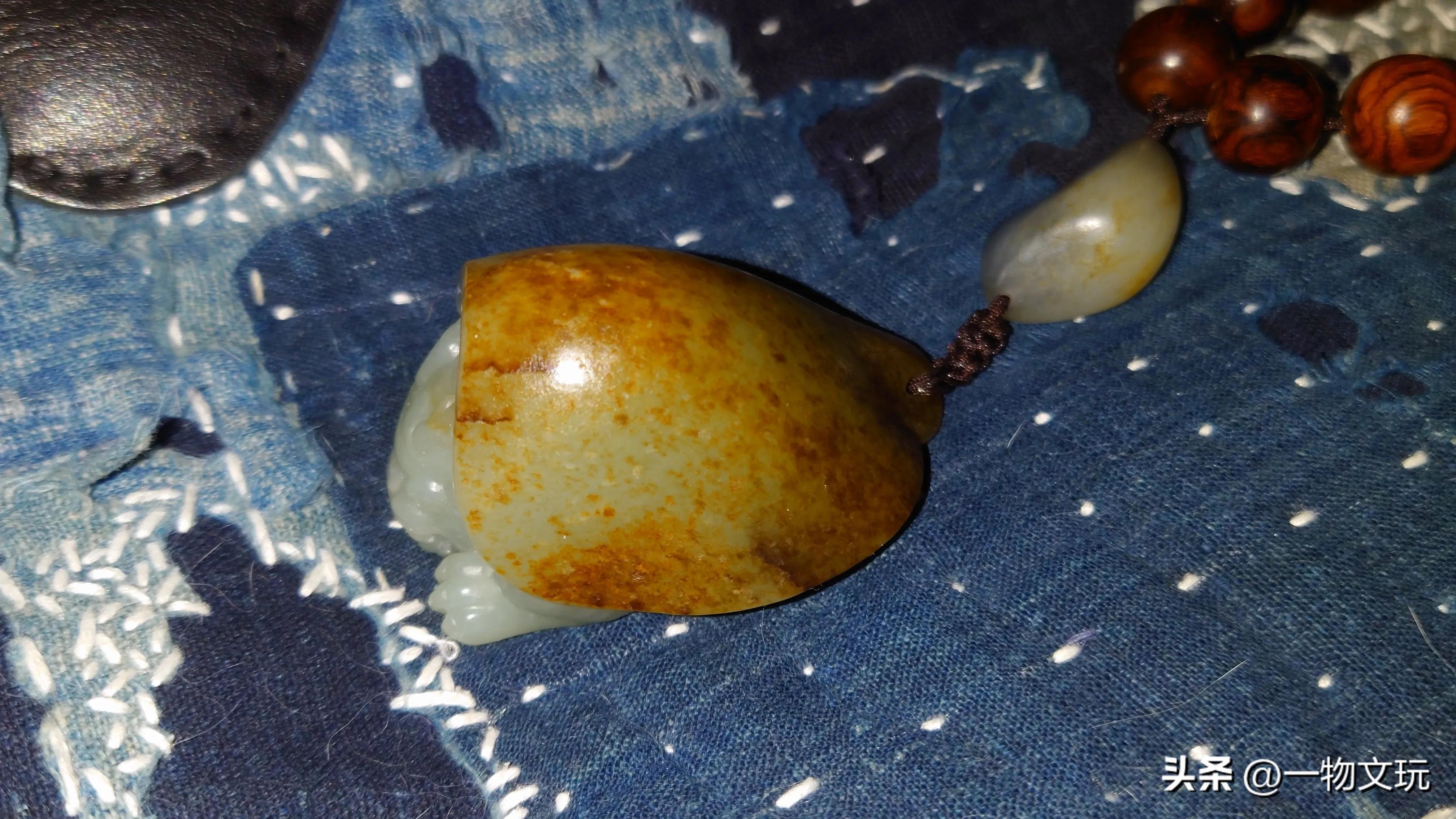 和田玉红绿混色真的假的,和田玉真假荧光对比