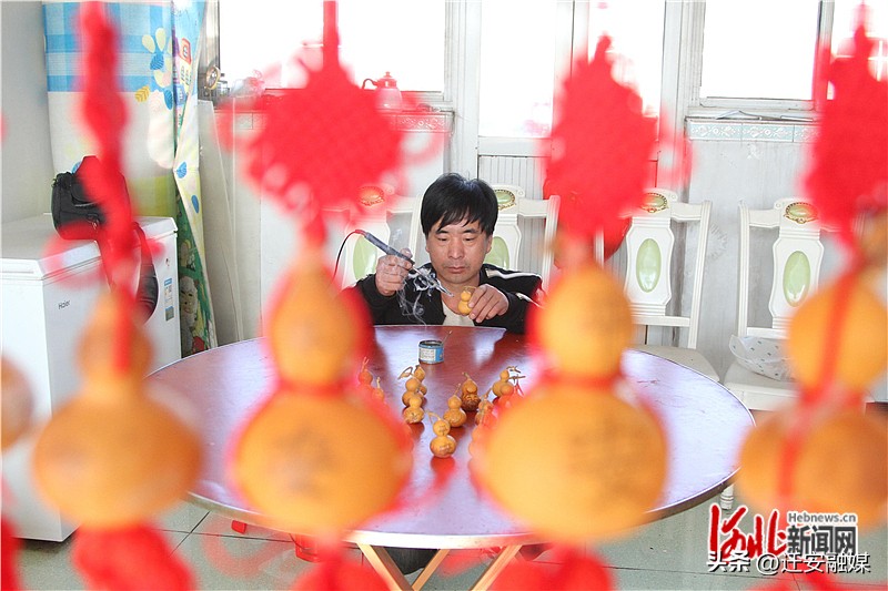 河北迁安:铜饰件小手工“玩”出大市场