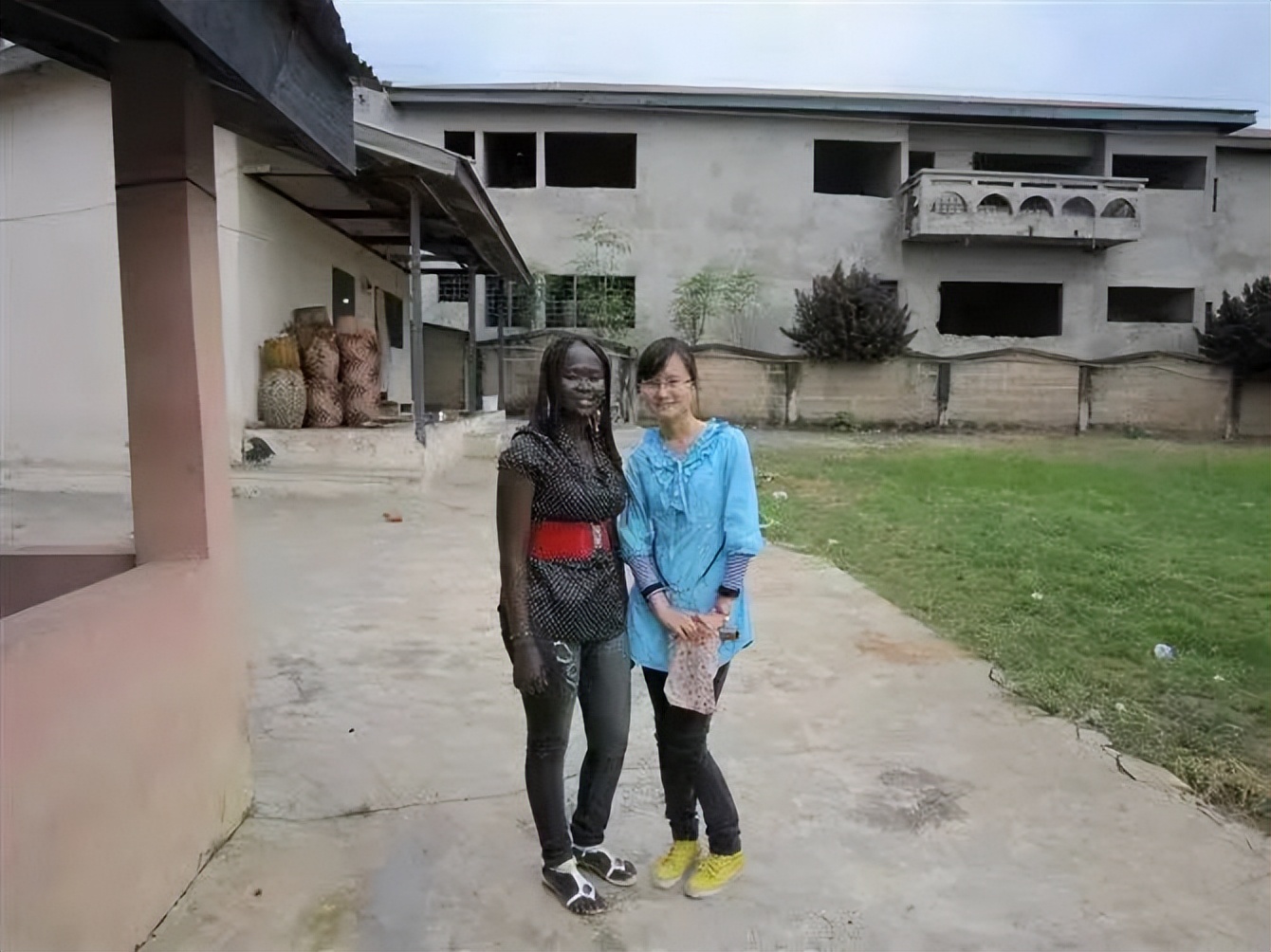 和留学生办公司、探访当地酋长…看中国女孩在非洲援建电站的奇妙之旅