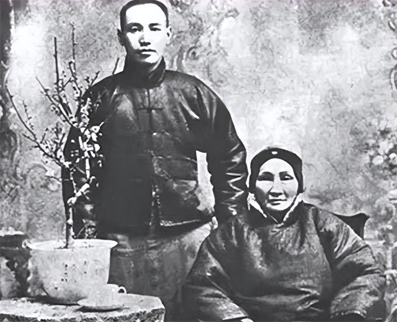 蒋介石的“龙脉”情节，风水先生预言成真，蒋母墓有这么神？