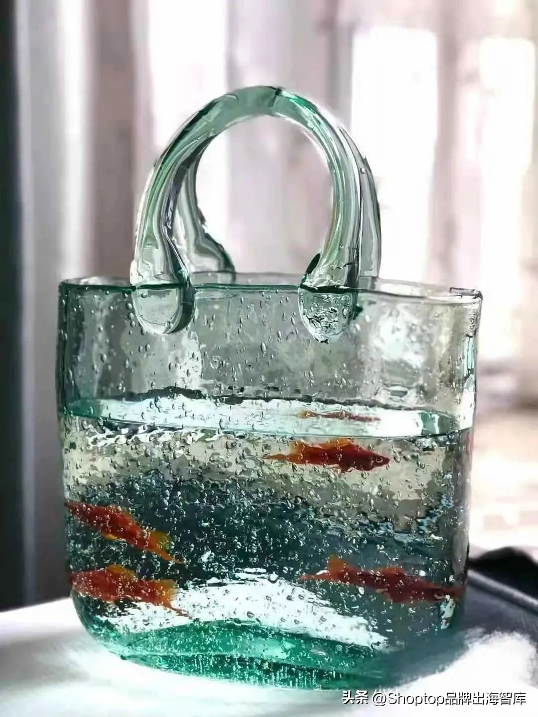 颠覆传统审美的包包花瓶在TikTok上斩获千万*放播**