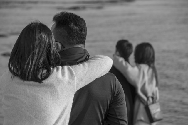 女友23岁我是她的初恋，发现她网聊暧昧，我爱她，还适合结婚吗？