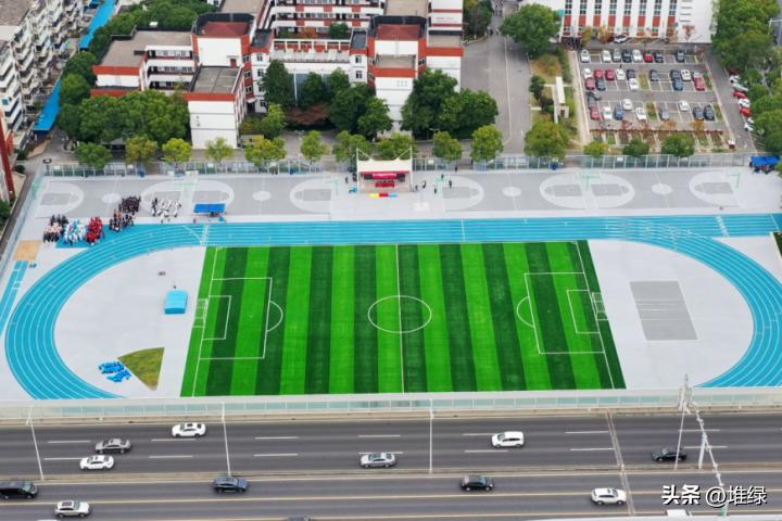 在刚竣工3天的运动场上比赛,是一种什么体验?