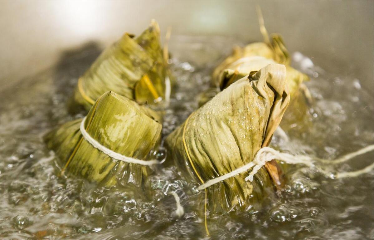 煮粽子用冷水还是热水更美味,煮粽子需要凉水下锅吗
