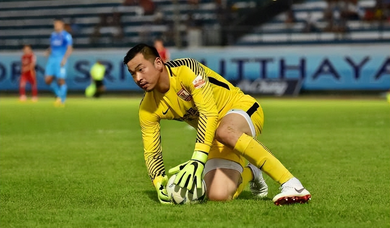 官宣！河南嵩山龙门后防线压哨签下国脚级王牌，曾差点加盟申花