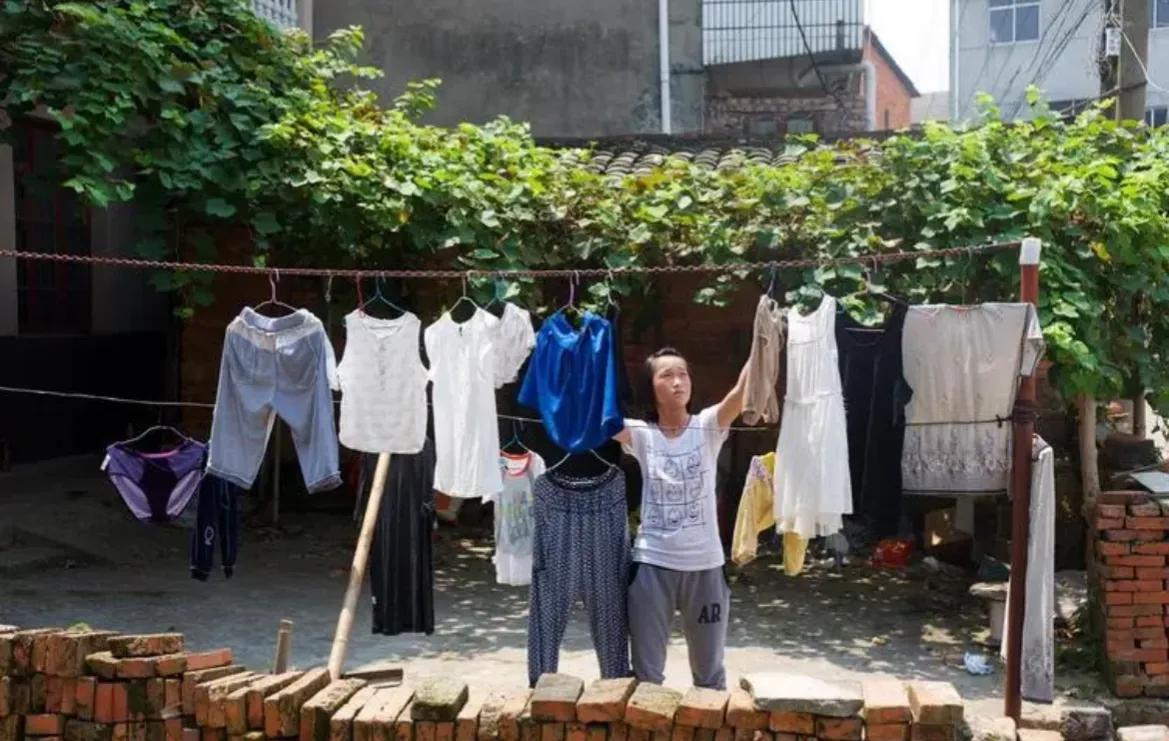 衣服一定要这样清洗,别不当回事,不然衣服“越洗越旧”