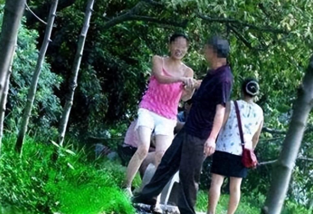 广西两男两女山坡*战野**被多人围观，78岁大爷被捕后：我在锻炼身体