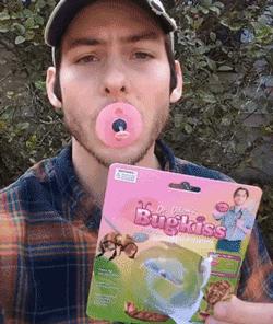 老外用虫子接吻器狂亲蚯蚓，连苍蝇路过都要被嘬两口