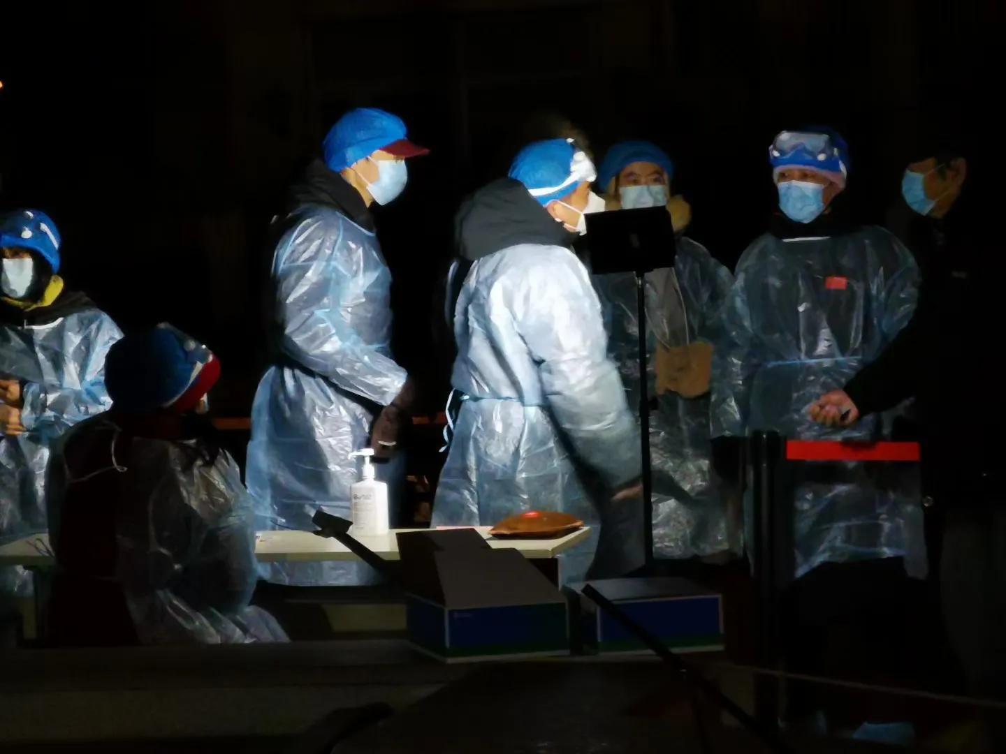 赞抗疫英雄七言律诗,赞抗疫医护诗词