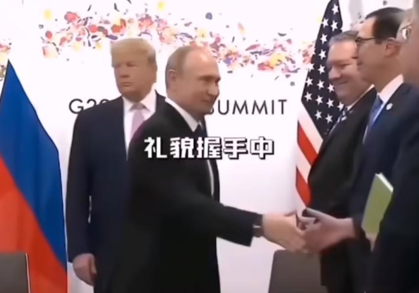 迷人小老头普京：当特工时接头都要迟到，曾牵着狗会见日本代表