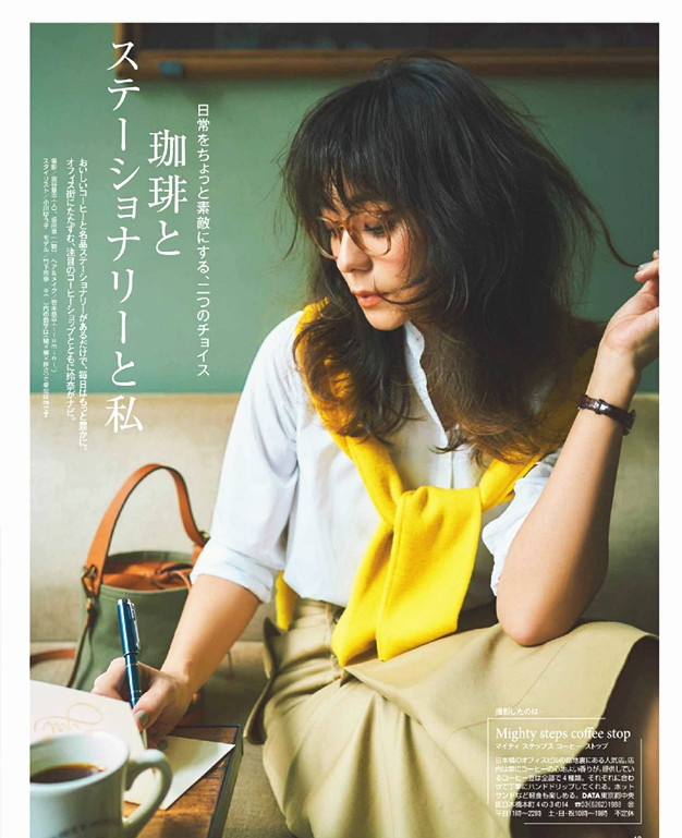 浅卡其色牛仔裤搭配夏天,高级感白色短袖搭配牛仔裤