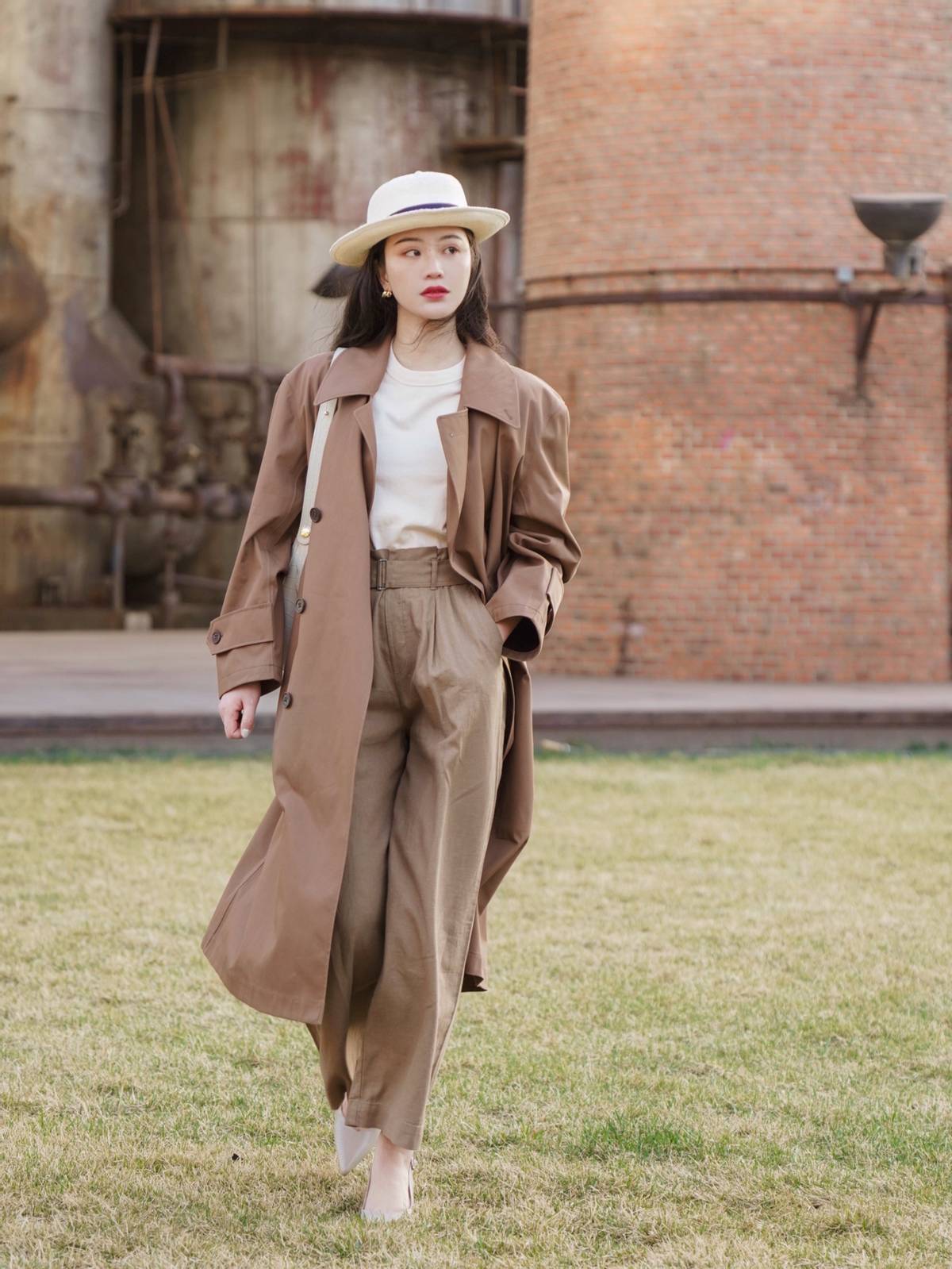 春天深蓝色风衣怎么搭配好看,春天军绿色的风衣配什么好看