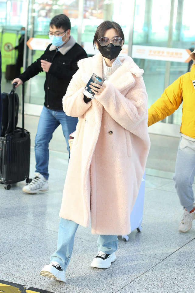 毛晓彤皮外套皮小短裙穿搭,毛晓彤穿搭日常冬季