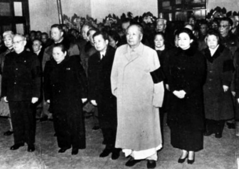 毛主席参加陈毅追悼会，看到一副挽联，停下问道：这是谁写的？