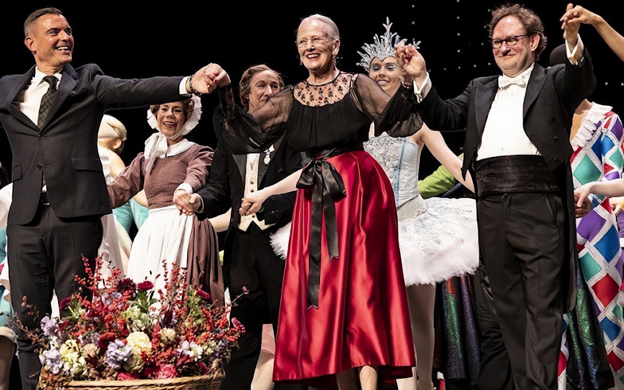 82岁丹麦女王穿貂儿看芭蕾舞，惹争议；11岁孙女颜值逆袭似洋娃娃