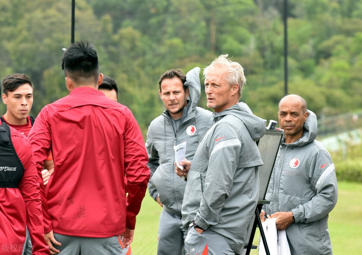 上任半年改写55年尴尬历史中国香港队的新帅曾和里皮斗得难解难分
