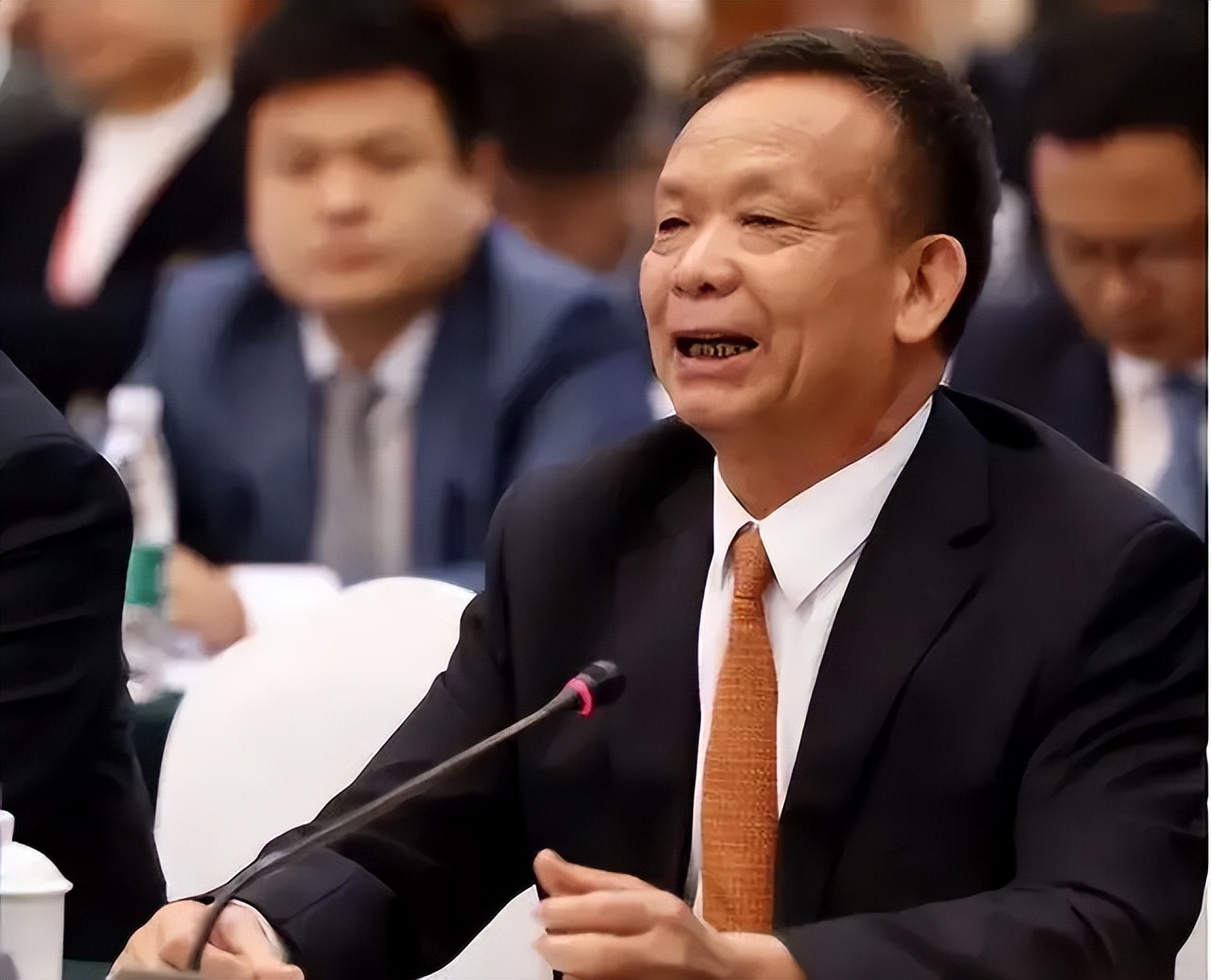 他15岁考入清华后还在工地打工,15岁开始打拼如今过亿身价的他