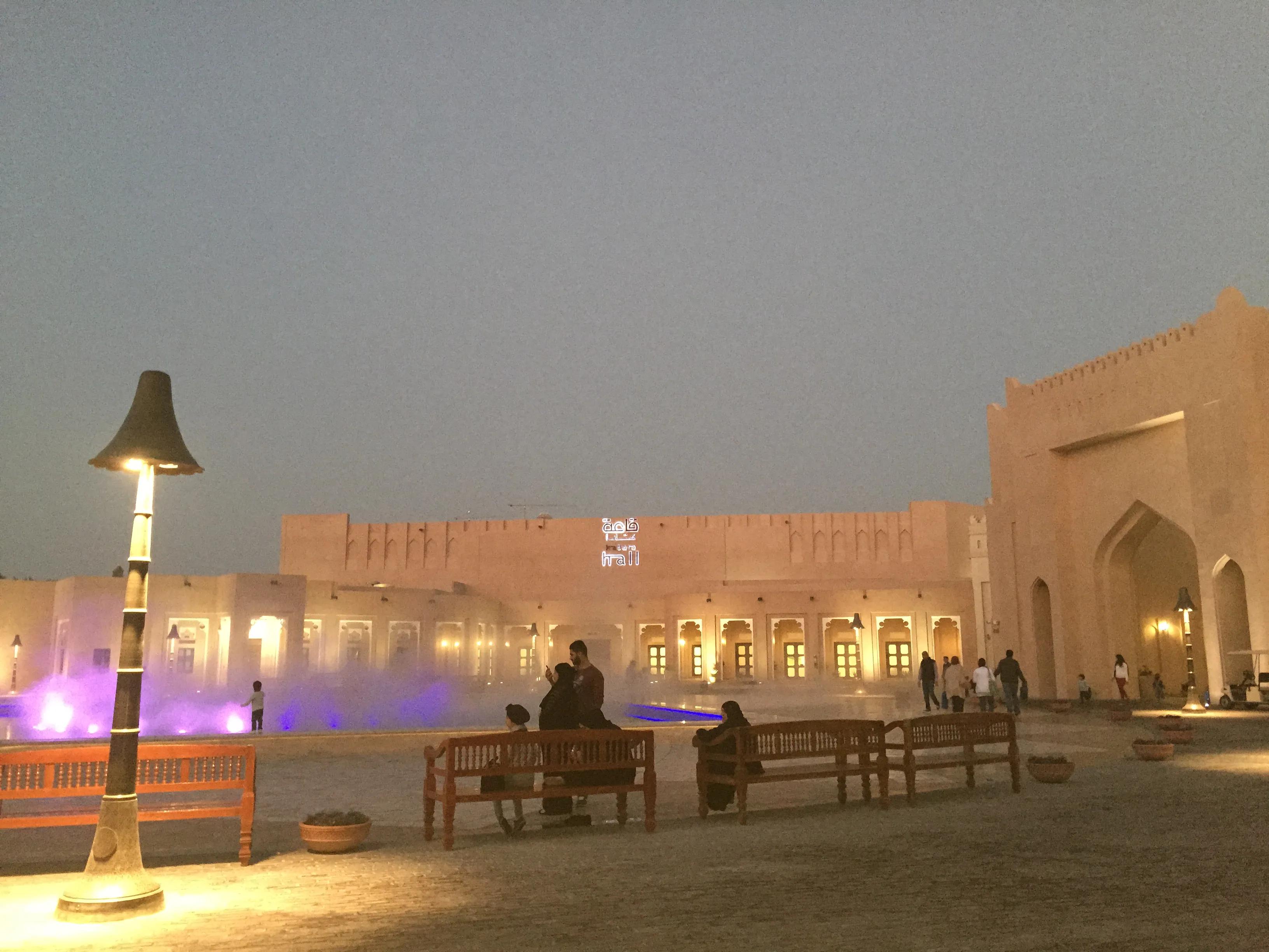 真实的卡塔尔长这样，一半沙漠一半海水