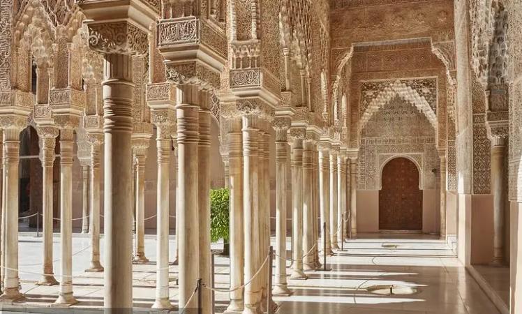 西班牙的建筑风格，反映出西班牙文化怎样的特点？