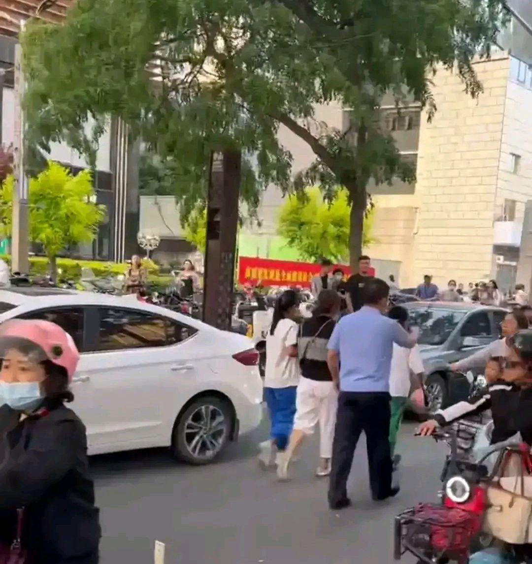 原配抓小三被老公拖行,原配抓小三被丈夫拖行