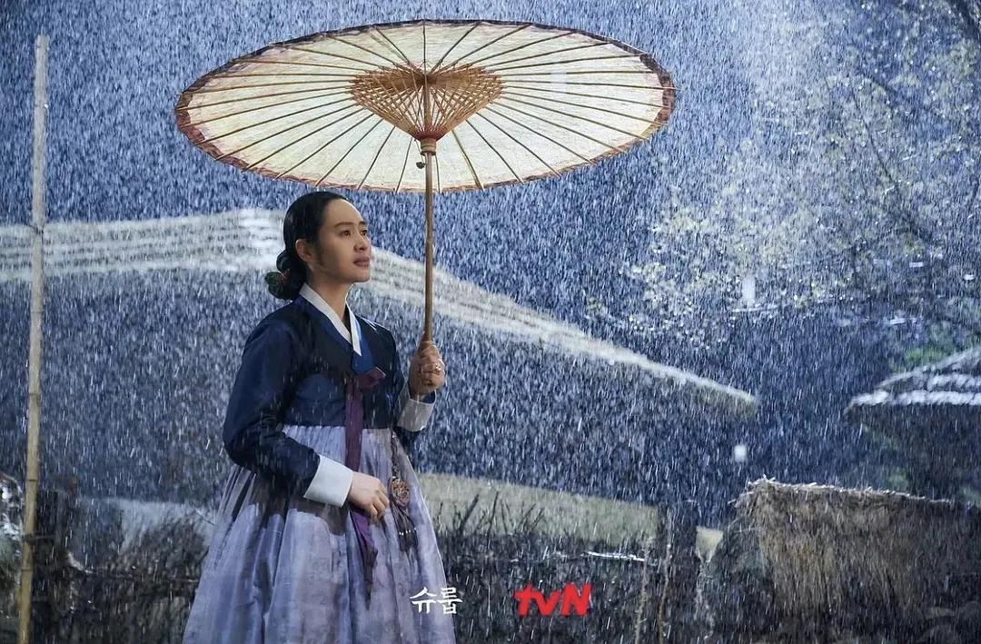 王后伞下:古装版《天空之城》,妃嫔宫斗变教育内卷