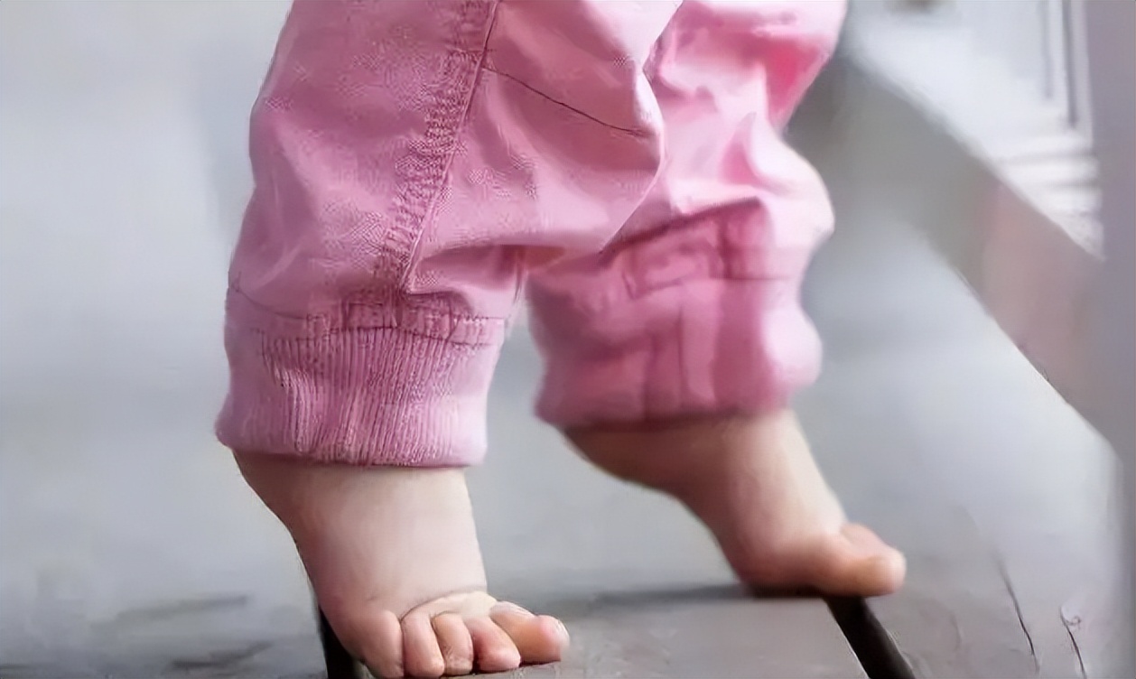 宝宝夏天脚丫冰凉还需要穿袜子吗,如何辨别儿童的脚丫