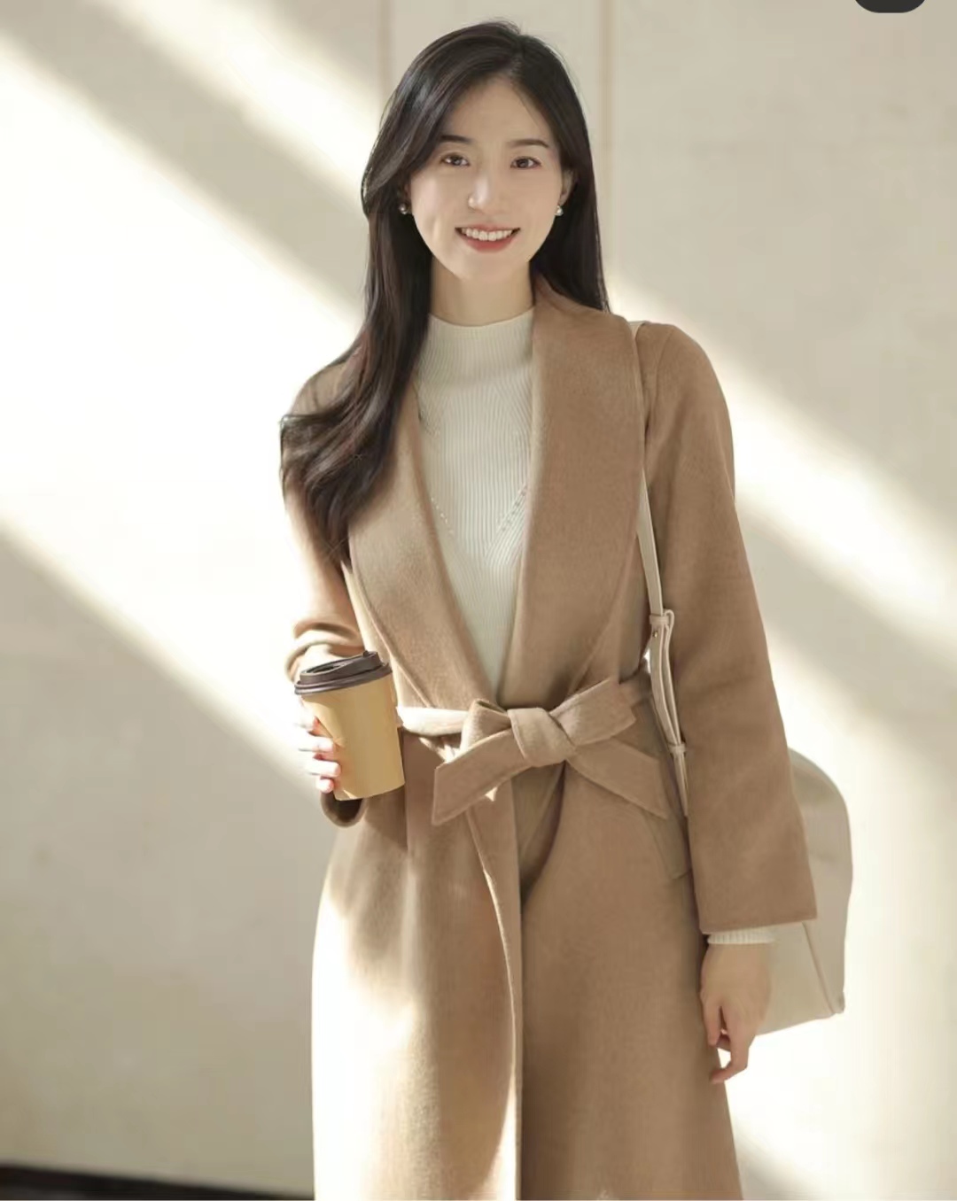 驼色大衣打底配什么颜色显高级,怎样选驼色大衣高级