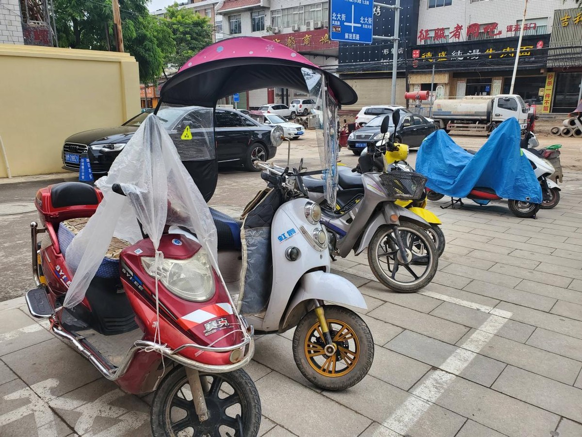 什么样的电动车遮阳伞是不违法的,电动车遮阳伞罚款