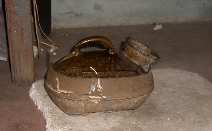 古代“夜壶”口这么小,女人怎么用?看完才知古人智慧!