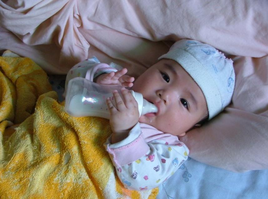 孩子6个月要转二段奶粉,否则会影响发育?错!有些娃不转更好