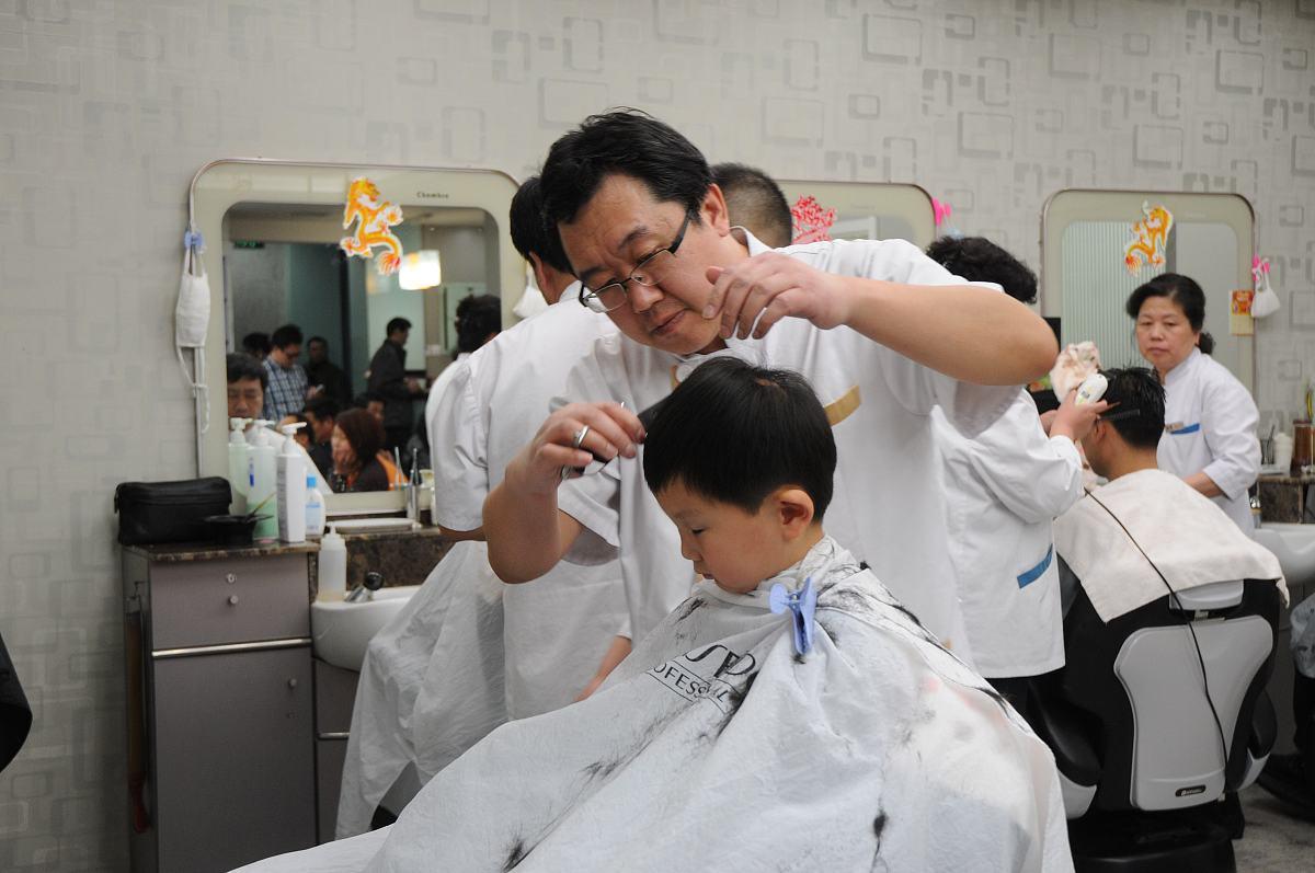 头发剪坏了理发店拒绝赔偿怎么办,头发被人剪坏了要求赔偿多少钱