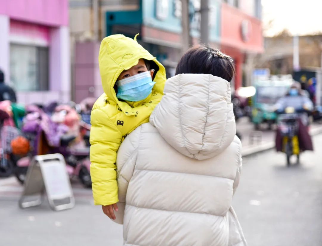男子冲进理发店就是砸东西,一男子冲进理发店