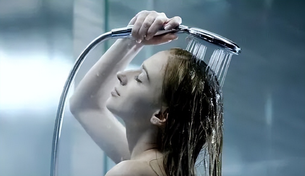 男子阴处局部痒怎么回事,医生检查阴虱的镊子和刀片