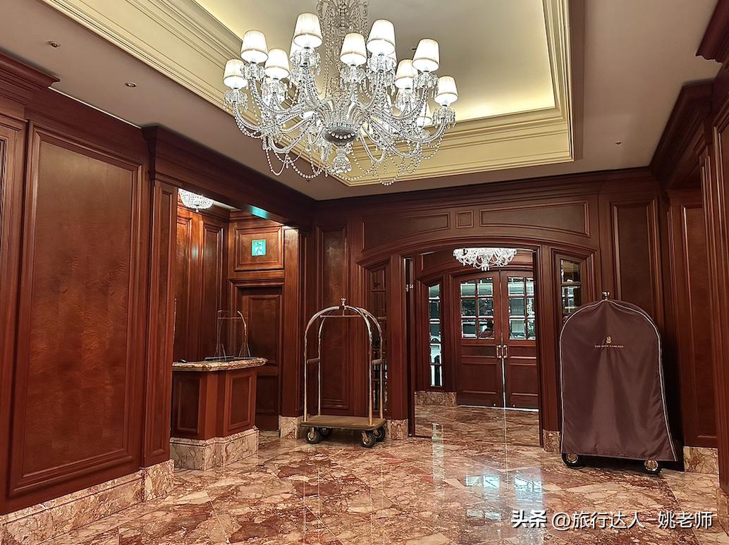 日本丽思卡尔顿酒店阴雨天高级感,大阪奢华酒店