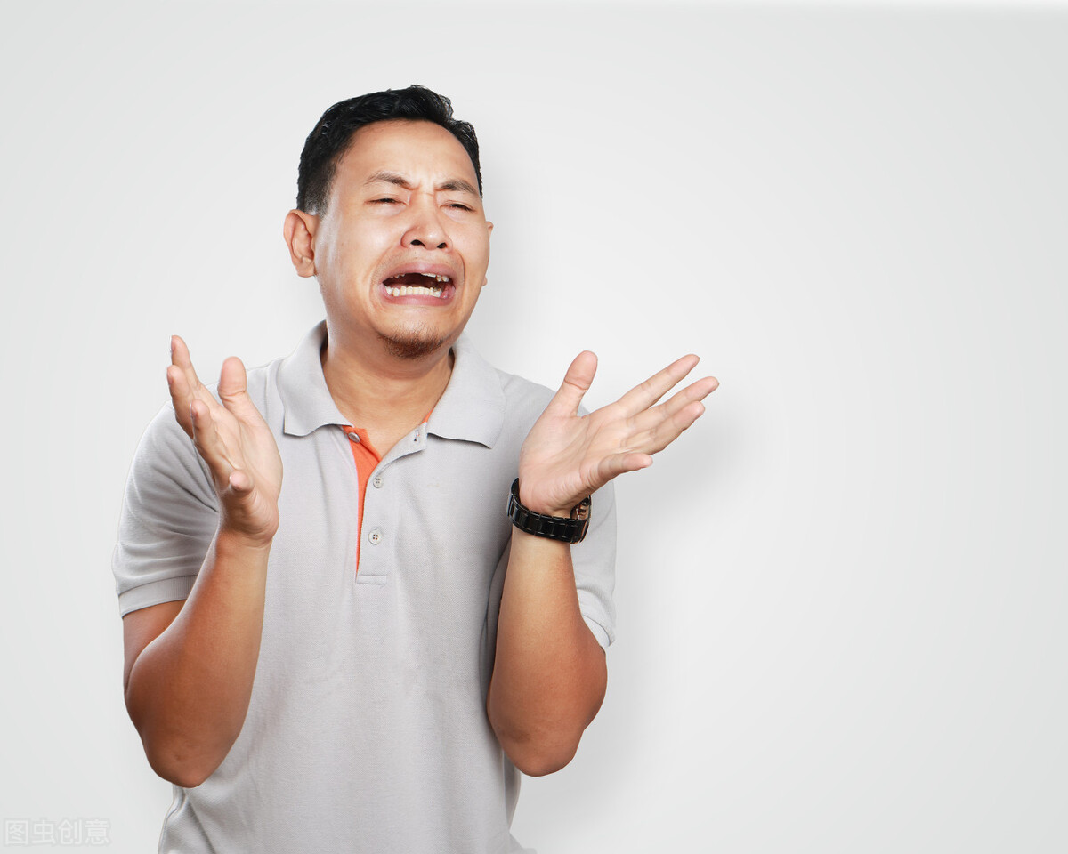 男子因感情问题跪下,男孩为了心爱的女孩被迫下跪道歉