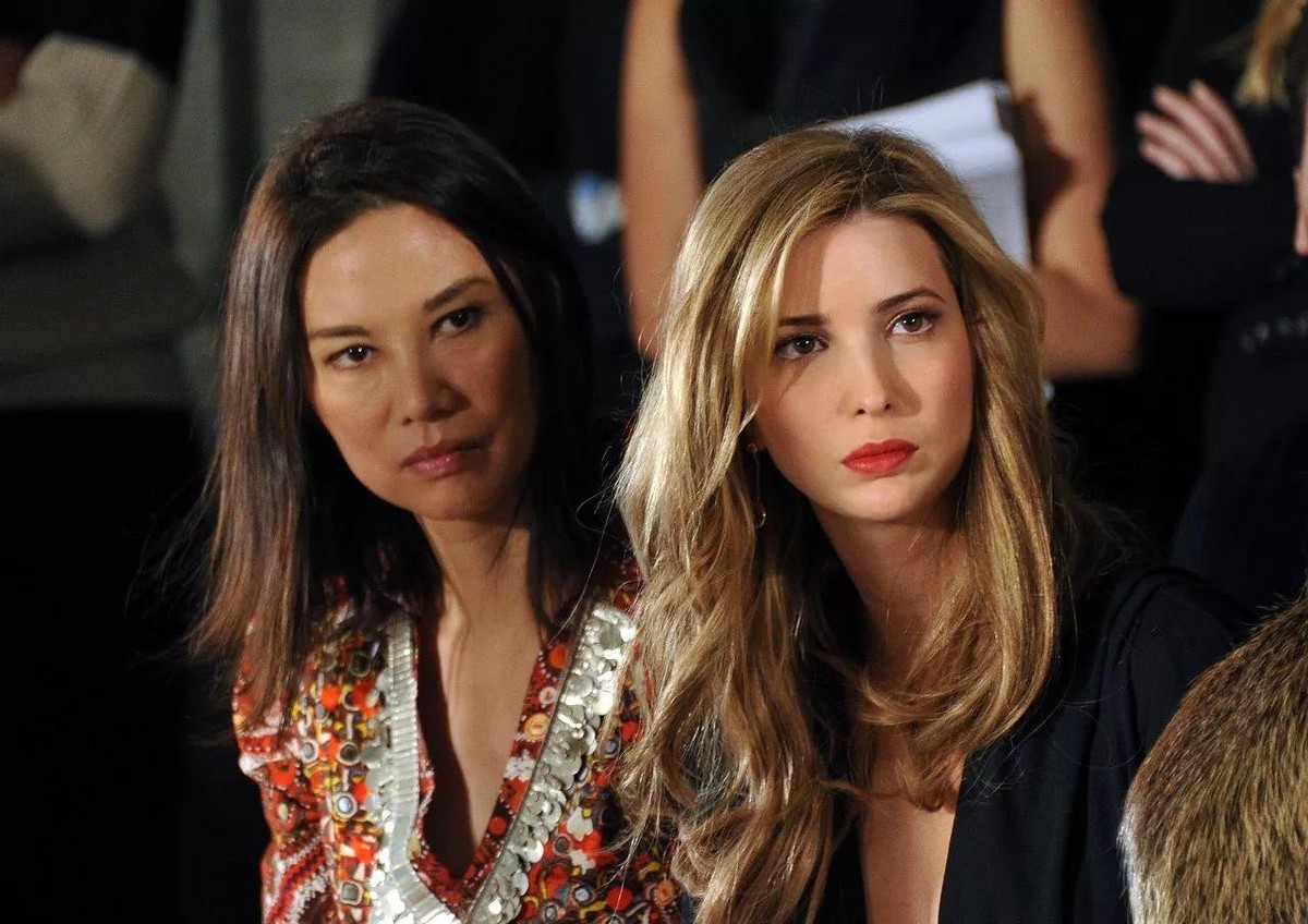 伊万卡的害羞时刻：被89岁默多克搂住小腰，甜美一笑胳膊绷得笔直