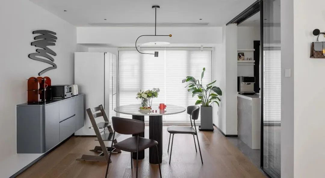 餐厅空间太小如何设计活动餐桌,3.8加4.5的餐厅可以放多大的圆桌