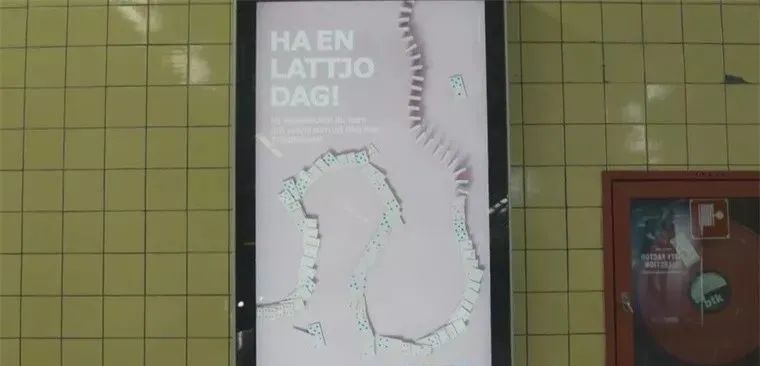 跟着飞机跑、可以喝、会传染，这些户外广告牌不一般