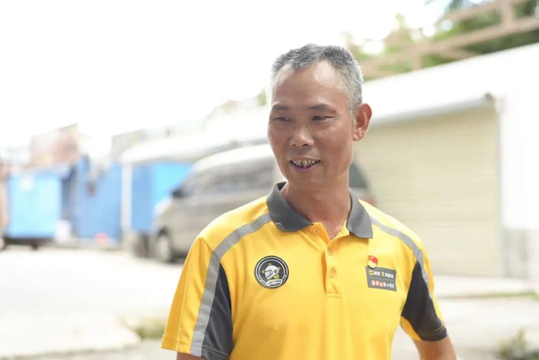 外卖小哥暴雨中拯救电动车,外卖小哥暴雨中救电动车看哭了