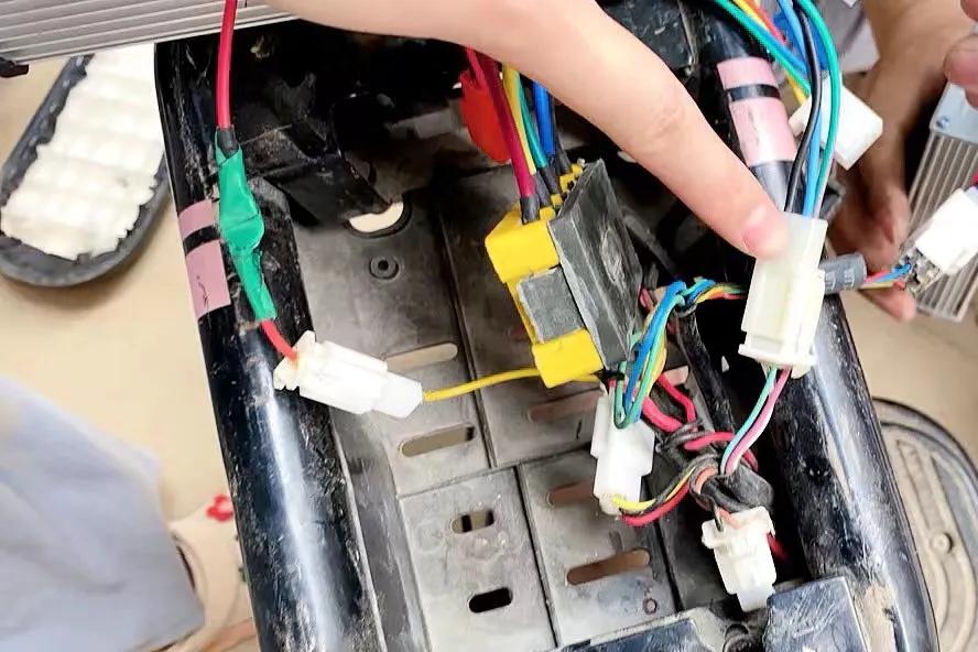 电动车加电门不会走是什么原因,电动车有电不走维修设备