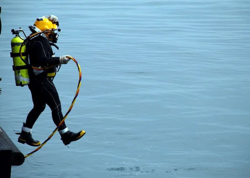 年薪10万每天加班你愿意干吗,月薪20万一天赚多少