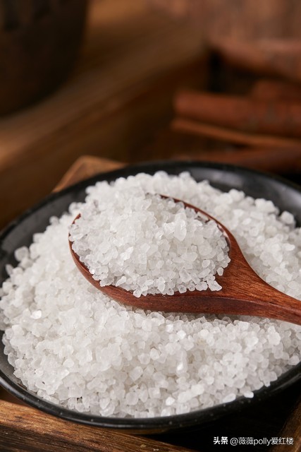 试猜薛宝琴精巧的元宵灯谜，谜底终不过是柴米油盐，内涵全是悲剧