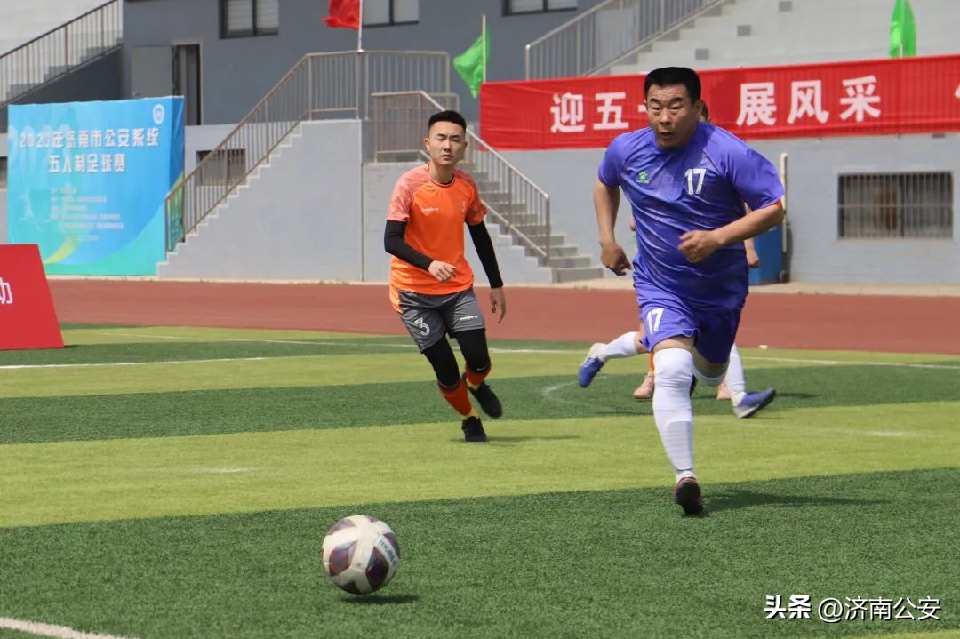 瞧瞧～警察队伍里的“足球小子”！