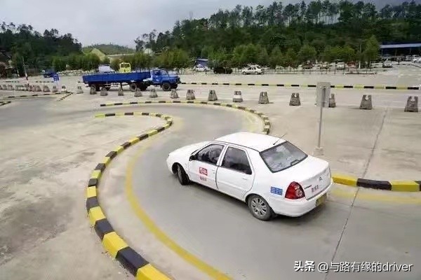 自学考驾照跟驾校有什么区别,自学直考与驾校区别