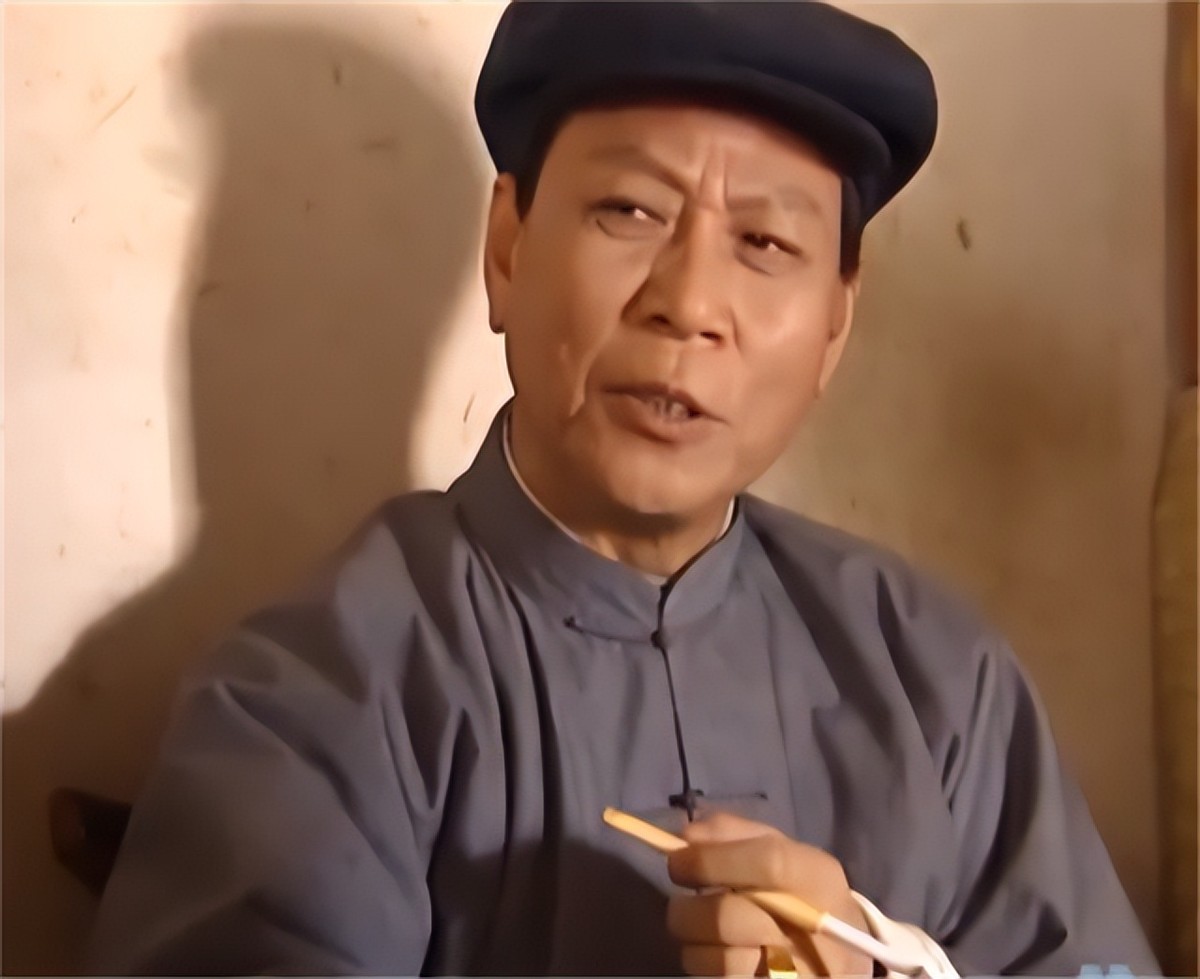 饰演伟人*少奇刘**的演员：王光美把*少奇刘**同志穿过的衣服送给了他