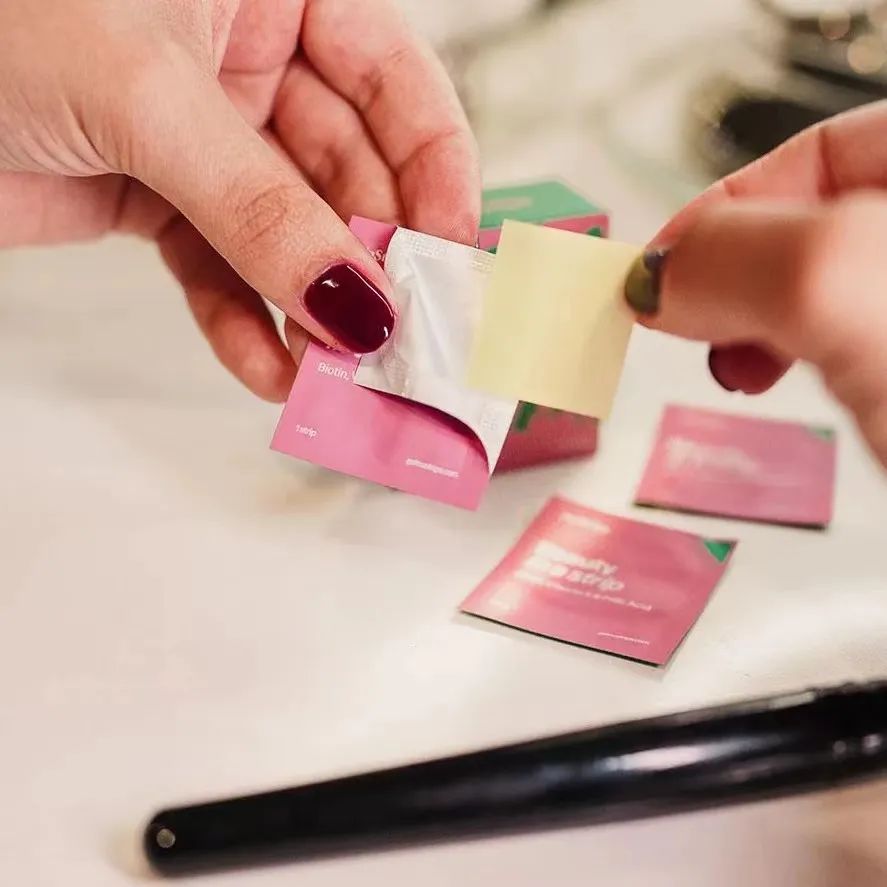 赛道观察|功效太卷，这6个品牌如何通过「美妆+新场景」破圈？